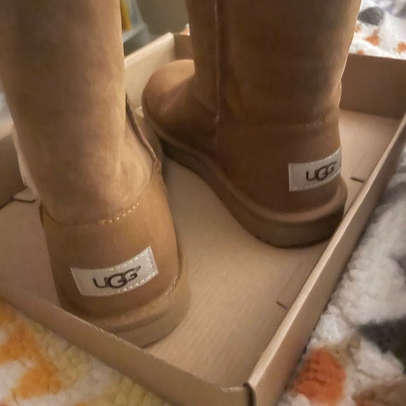 UGG Kids Bailey Button II Boot Size 4 New in Box - Picture 3 of 3